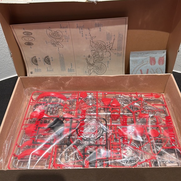 Triumph 3H-350 ESCI Vintage Motorcycle Model Kit - Picture 2 of 8